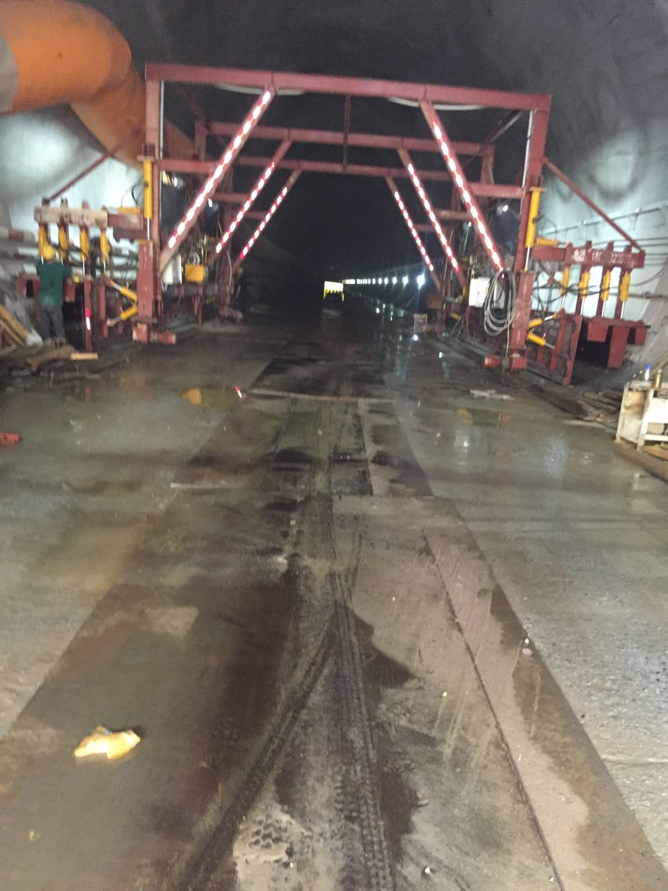 洛阳高飞水沟电缆槽台车在深茂铁路投入使用了 洛阳高飞水沟电缆槽台车在深茂铁路投入使用了