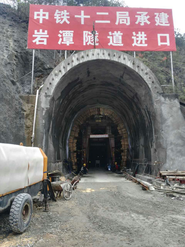 公司台车，中铁十二局岩潭铁路隧道项目工地